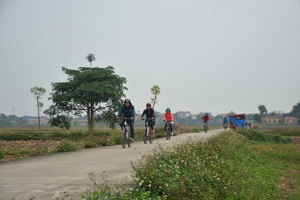 Bike Ride Hanoi 1 Day But Thap Bat Trang